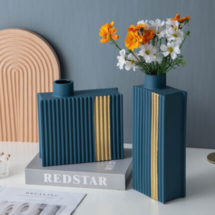 Minimalist Ceramic Vase - Simple & Elegant Ornament for Any Space 